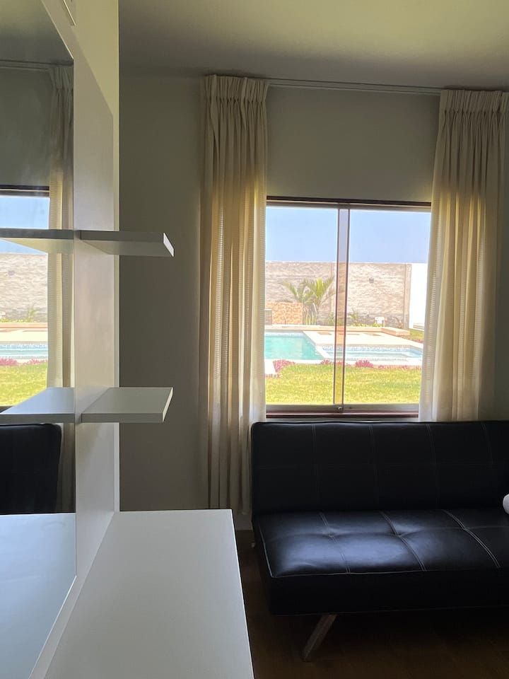 ห้องพักภายในเคบินมองเห็นสระว่ายน้ำ 
ห้องนี้มีเตียงโซฟา 