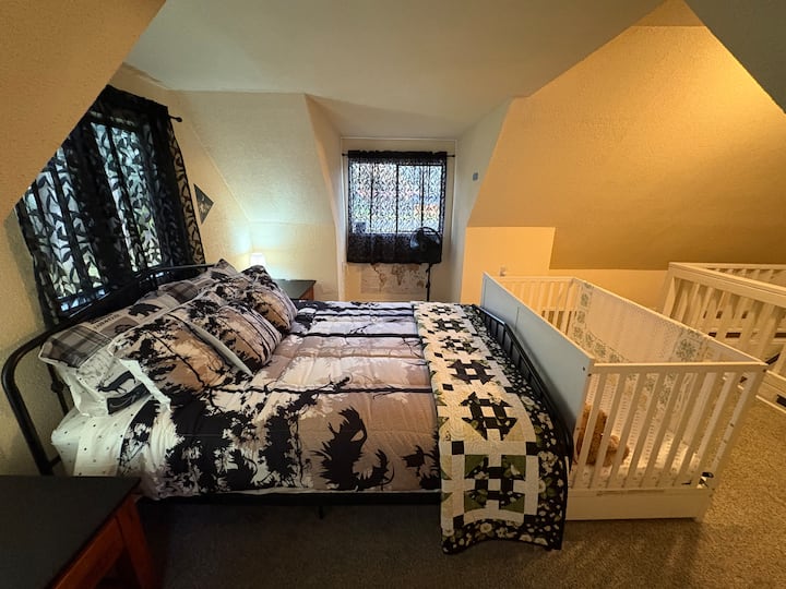 Cama tamaño queen en el piso superior