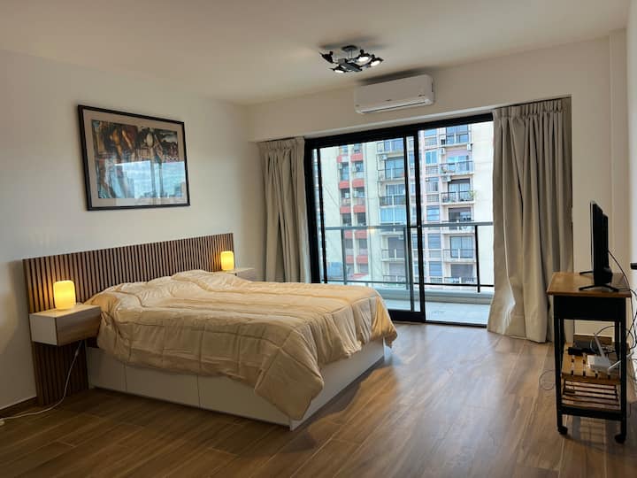 Cama de dos plazas con seis cajones, colchón de espuma de alta densidad (30 kg) y almohadas viscoelásticas.