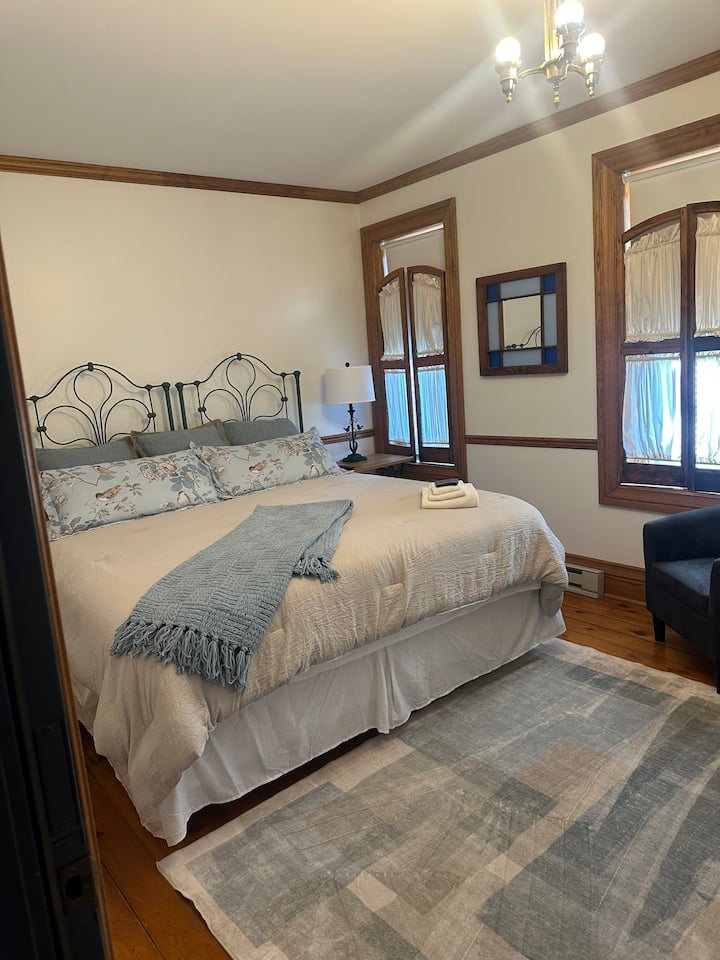 ห้องนอนคิงไซส์พร้อมห้องน้ำในตัว