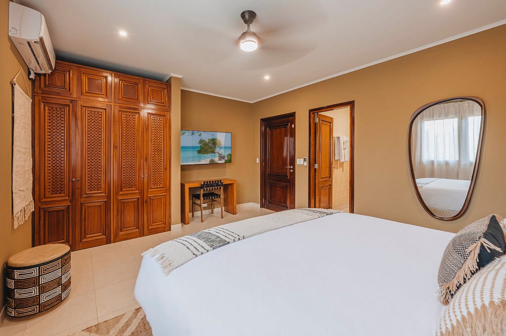 Relájate en la comodidad. Disfruta de entretenimiento con Smart TV y de un amplio espacio de almacenamiento para todas tus pertenencias.