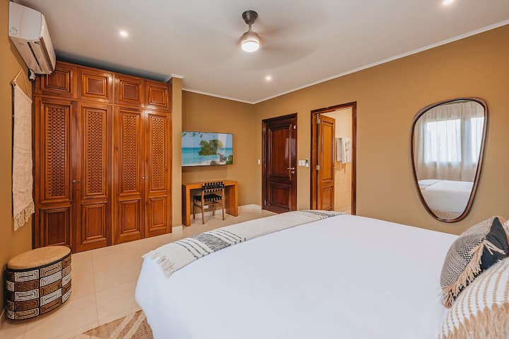 Bersantai dengan nyaman. Nikmati hiburan TV pintar dan penyimpanan yang luas untuk semua barang-barang Anda.