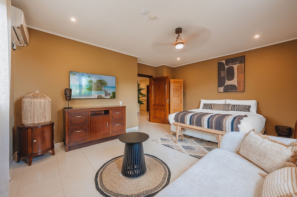 Tu propio apartamento de lujo dentro de la villa. Disfruta de un espacio generoso y comodidades de primera.