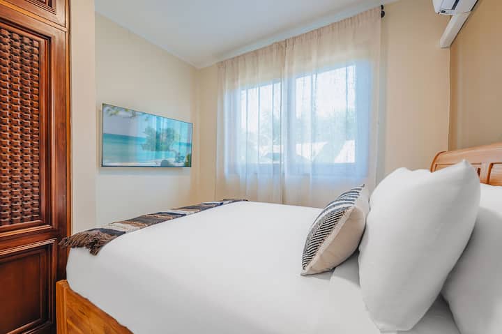 Nikmati suite kami yang nyaman. Seprai premium dan desain yang indah memastikan pengalaman tidur yang memulihkan dan mewah.