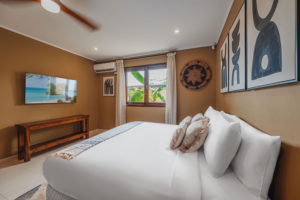 Sumérgete en la serenidad. Comodidad acogedora, entretenimiento inteligente y una vista de belleza tropical.