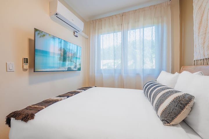 Bersantai dengan nyaman. Kamar tidur yang tenang ini menawarkan relaksasi dan hiburan yang tenang setelah petualangan Aruba Anda.