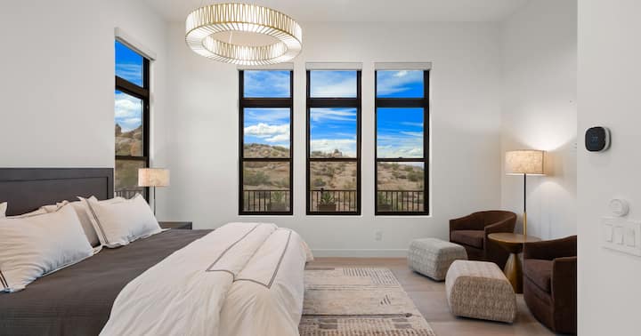 ძირითადი საძინებელი საოცარი ხედებითა და ორი სავარძლით კითხვისა და დასვენებისთვის.