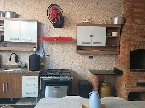 Top Airbnb: Cozy Beach House - 100 meters from the Sea + barbecue grill em Praia Grande