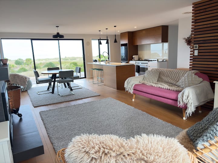 Unwind Here: The Perfect Beach House Vibe - Mosgiel
