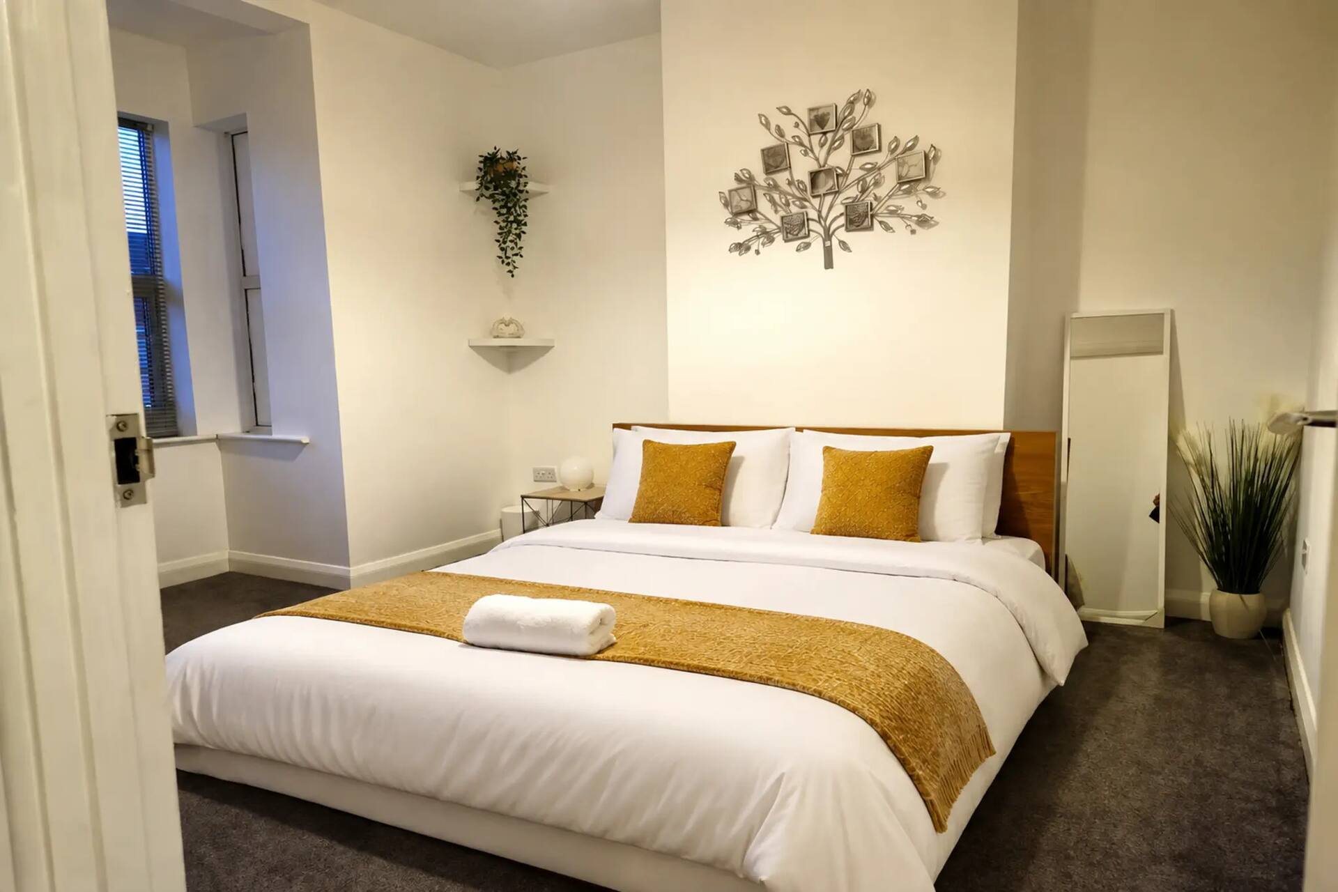 N&M Lodge Dunstable 5-Bed, Sleeps 9, 2 Baths & Parking x2
