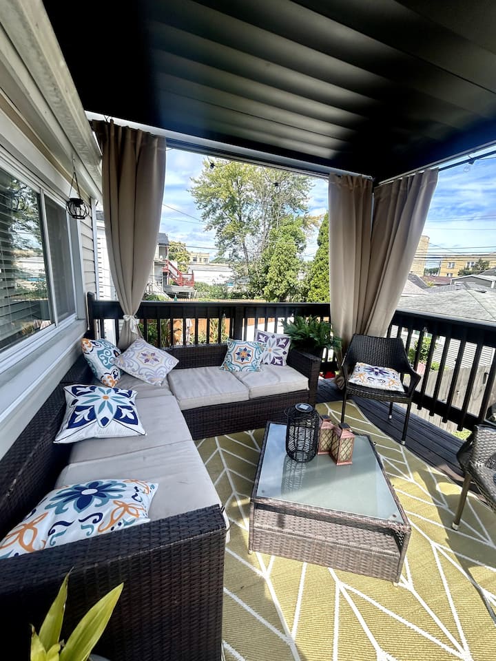 Chic 2br Duplex W/ Deck• 25 Min To Dt & O’hare - Chicago, IL
