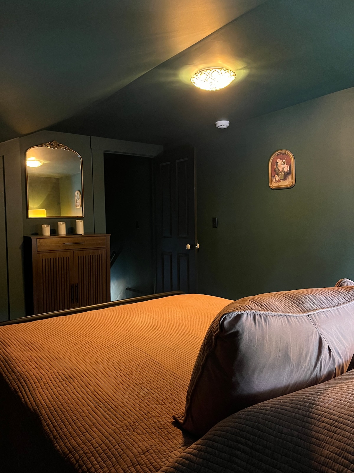 Cama tamaño queen, dormitorio en el segundo piso.