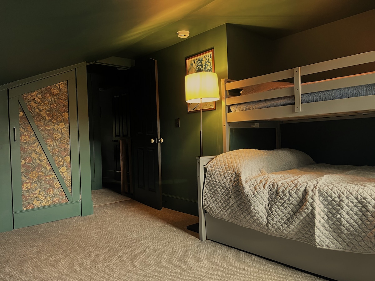 Litera: cama de matrimonio en la parte inferior, cama individual en la parte superior y una cama individual extraíble. El dormitorio 2 tiene capacidad para un total de 4 personas y está en el segundo piso.