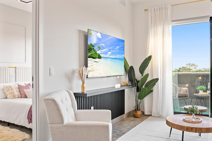 {Sleek Sky Penthouse} ~ Hard Rock Casino ~ Pool - Dania Beach, FL