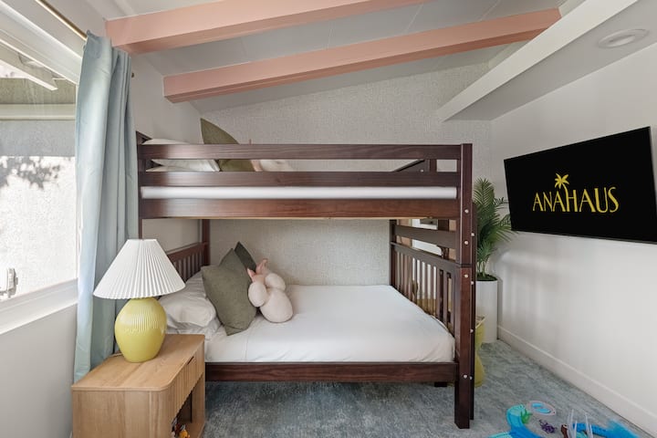 تُعدّ غرفة النوم المريحة هذه المكان الذي يسترخي فيه الأطفال بعد أيام طويلة - وسائد ناعمة، وعروض مفضلة على التلفزيون، ومساحة مصممة خصيصًا لهم. مريحة وممتعة ومثالية لقضاء وقت النوم بعد مغامرات ديزني لاند.