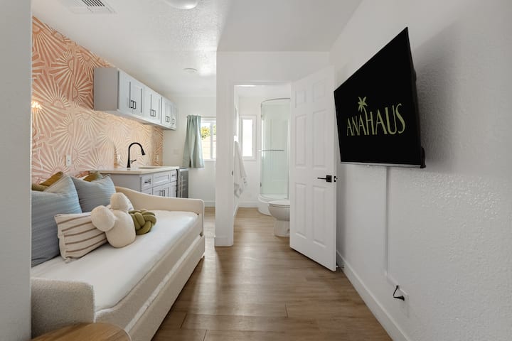 توفر هذه الغرفة، التي تم إنشاؤها مع وضع الأمهات في الاعتبار، وسائل راحة مدروسة للأطفال الرضع ومكانًا هادئًا للراحة. مثالي للاستراحات النهارية والتغذية والنوم الليلي الرائع، إنه ملاذ هادئ داخل المنزل.