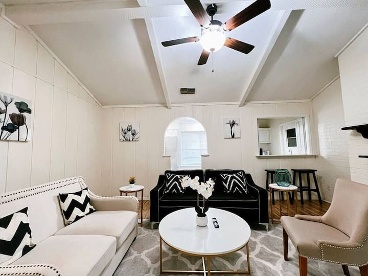 3 King/2 Twin Home Near Airport - Irving, TX