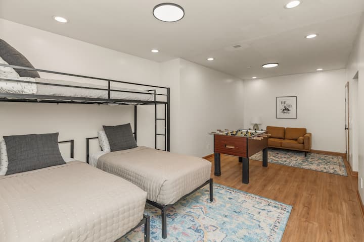 Chumba cha ziada cha ghorofa tatu kwenye chumba cha chini (vitanda 2 vya kukunjwa vinapatikana unapoomba)