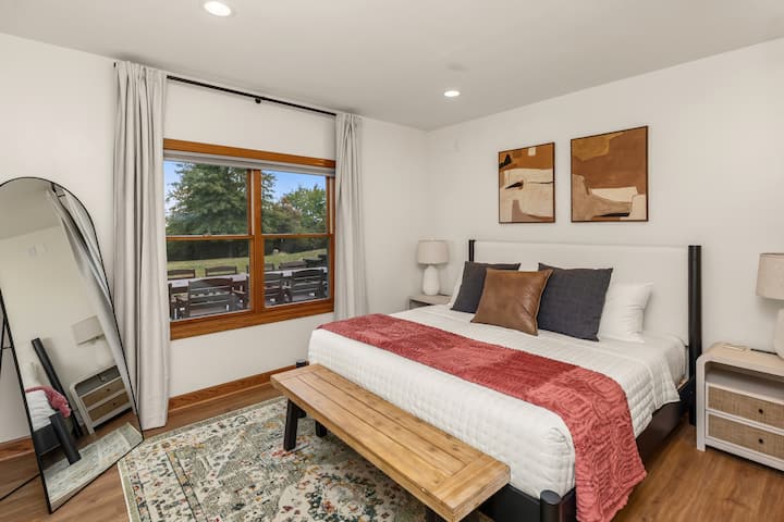 Chumba cha kulala cha King katika chumba cha chini