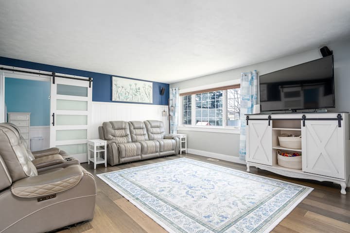 Luxury Home With Game Room - Sleeps 12 - Grand Rapids, MI