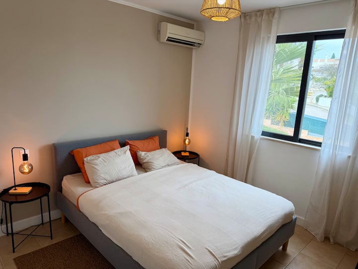 Všetky spálne sa dajú úplne zatemniť.