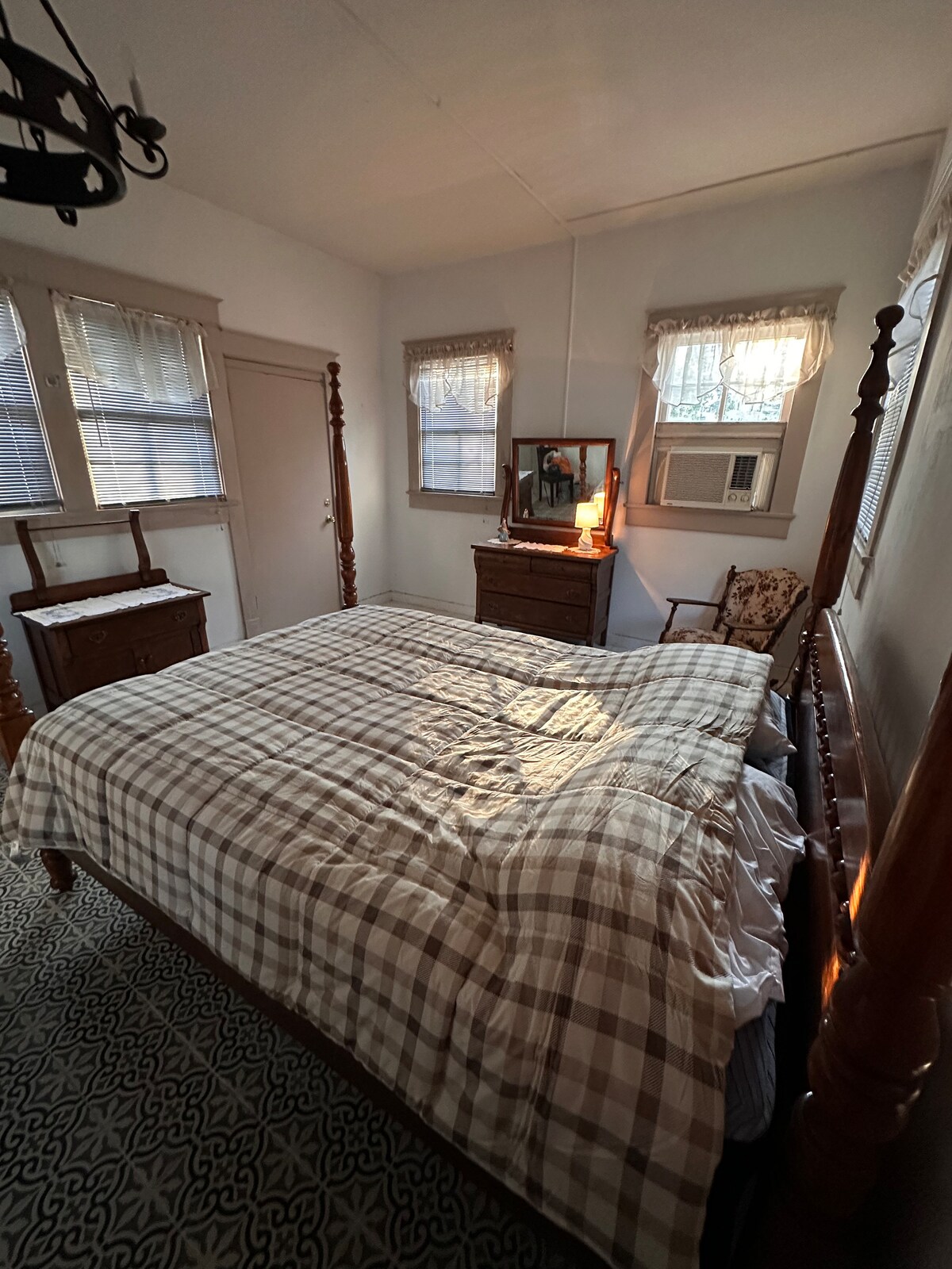 هذه غرفة نوم في الطابق الأول، مع مرحاض على بعد خطوات قليلة وإمكانية الوصول إلى الفناء. 