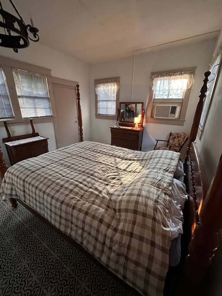 Това е спалня на първия етаж, с тоалетна на няколко крачки и достъп до двора. 