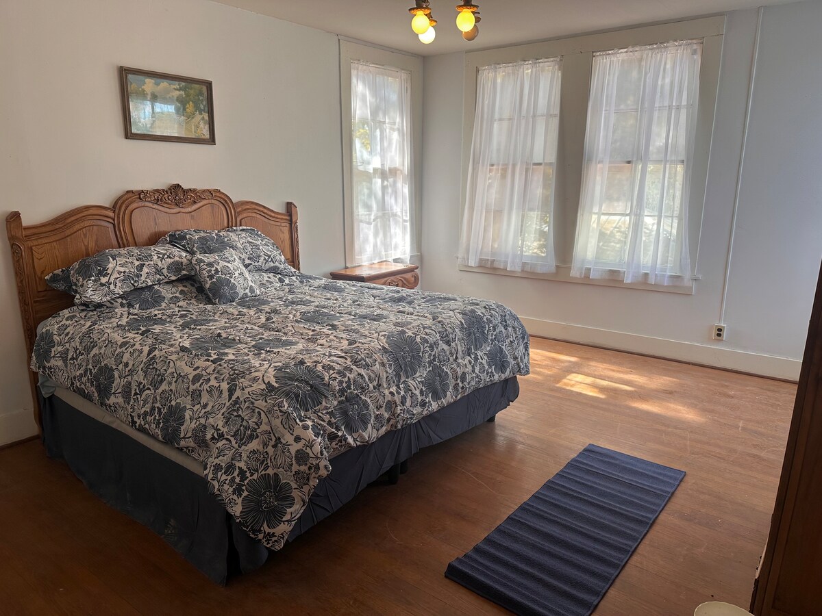 هذا سرير بمقاس كبير. يوجد حمام مشترك مع الغرفة الزرقاء. 