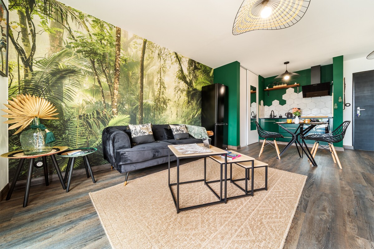 Top Airbnb: Tropik Émeraude 1-Bedroom Apartment with Premium Terrace, Near the City Center in Saint Denis