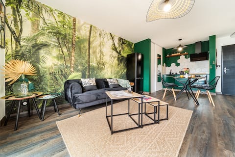 Top Airbnb: Tropik Émeraude 1-Bedroom Apartment with Premium Terrace, Near the City Center in Saint Denis