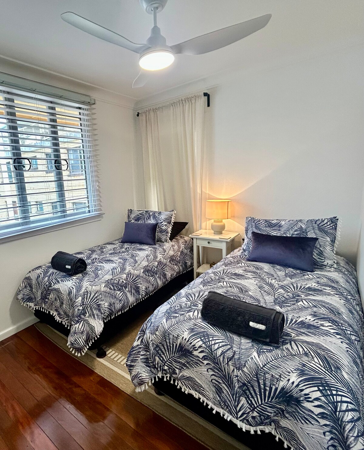 تحتوي غرفة النوم 3 على الكثير من الضوء الطبيعي وأشرطة الأمان وشاشات الطيران على النوافذ وسريرين مفردين ومروحة سقف وأرضيات خشبية مصقولة وخزانة ملابس عاكسة من الأرضية إلى السقف لجميع احتياجات التخزين الخاصة بك.