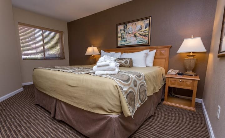 ห้องนอนที่อบอุ่นพร้อมเตียงคิงไซส์นุ่ม ผ้าปูที่นอนนุ่ม และเป็นสถานที่พักผ่อนที่สงบสำหรับดูเน็ตฟลิกซ์และชิลล์และที่สุดของทุกคืนที่พักผ่อน