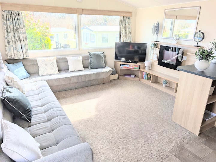 Isle Of Wight Spacious 3 Bedrooms 5 Beds
Sleeps 6 - Isle of Wight