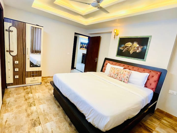 Disfruta de un sueño reparador en nuestro colchón ultracómodo, diseñado pensando en tu descanso. Esta habitación cuenta con un elegante armario, baño adjunto, aire acondicionado para una temperatura perfecta y cálidas lámparas ambientales que crean un ambiente acogedor y relajante ✨