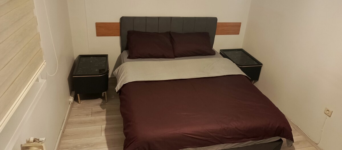 سرير لشخصين، خزانة ملابس بثلاثة أبواب، مبرد، مناشف، غرفة دافئة ومنعشة