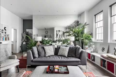 Successful Airbnb property: Serviced, Secure Parking, Workspace, Central in Warwick