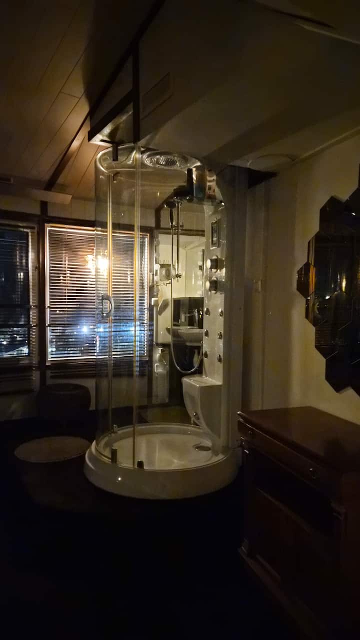 Huomatkaa, että tämä tila on yksi yhtenäinen huone: suihkutila ja wc eivät ole erillisessä tilassa!