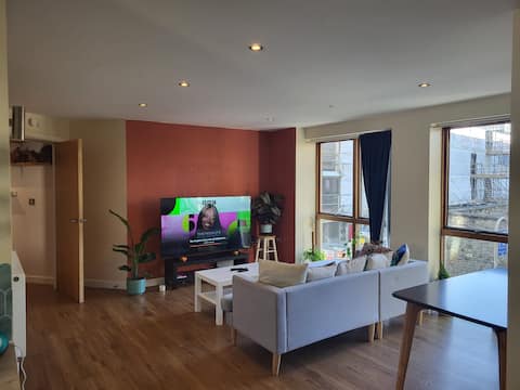 Popular Airbnb listing: Three Bedrooms | Parking | Balcony | Temple Meads in Lawrence Hill