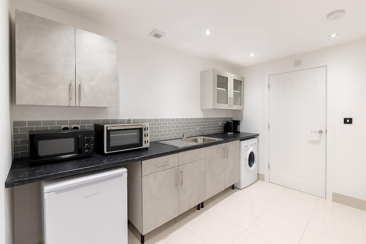 Modern 1 Bedroom Bungalow, Prime Heathrow Location - Hounslow
