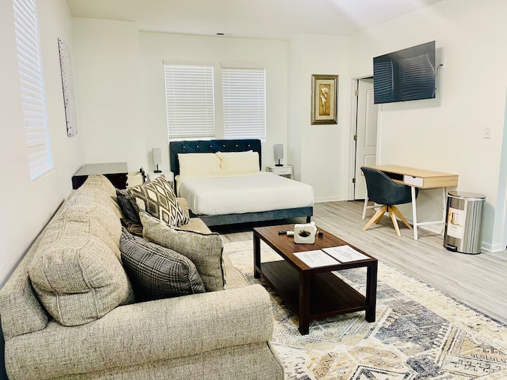 Cozy Studio Retreat • Perfect For Work & Travel - Winston-Salem, NC