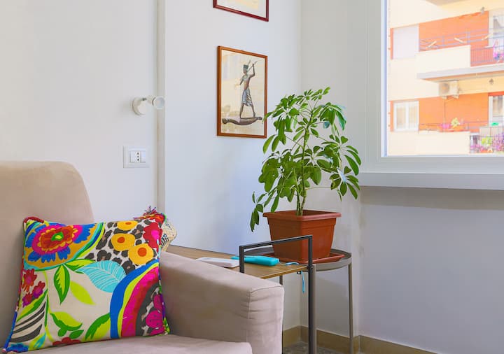 مكيف هواء وأجهزة تحكم عن بُعد للتلفزيون بأغطية تضيء في الظلام