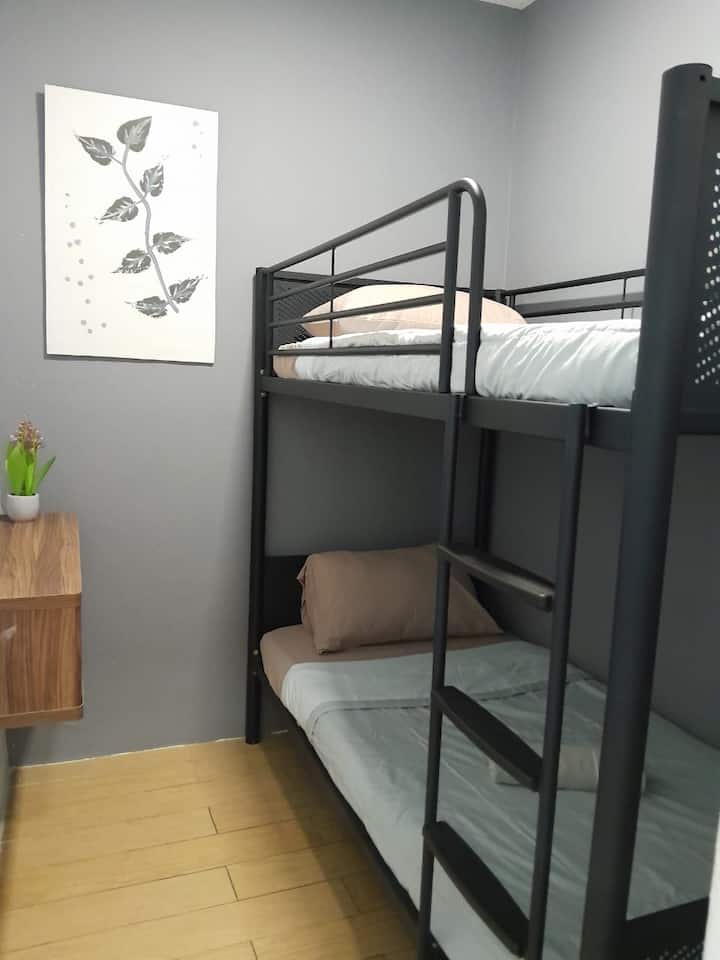 إنها غرفة صغيرة بسرير بطابقين. مكيف هواء. مثالي للأطفال. 