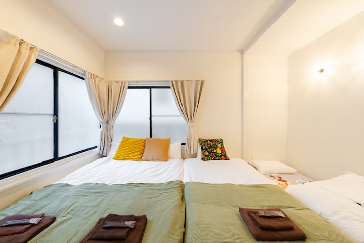 Okrem 1 manželskej postele a 1 samostatnej postele je k dispozícii aj posteľ pre deti.Rodiny s deťmi môžu spať aj vo veľkej izbe.