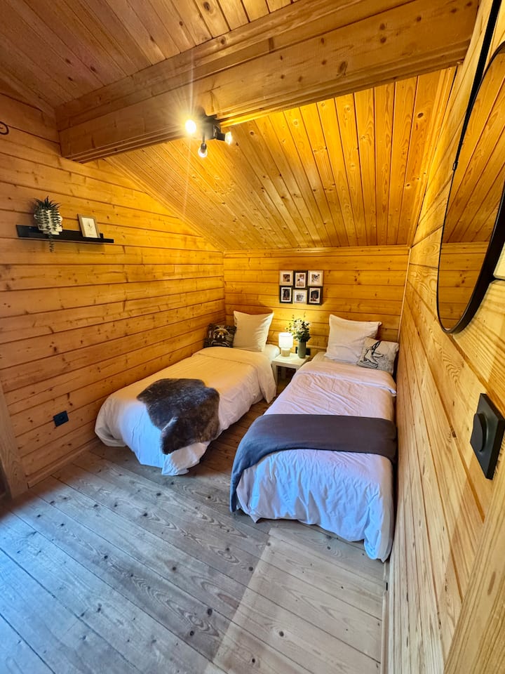 Dormitorio 2: 2 camas individuales con acceso al balcón superior. El dormitorio incluye un armario para guardar cosas.