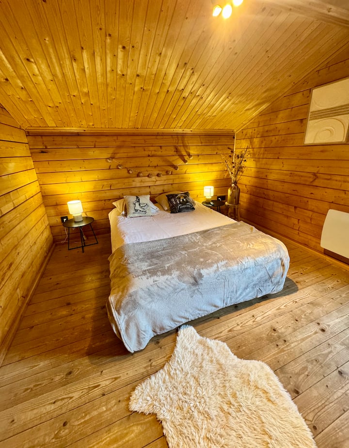 Dormitorio principal con cama doble, TV y armario. Acceso al balcón superior para disfrutar de la vista sobre la red eléctrica por la mañana.