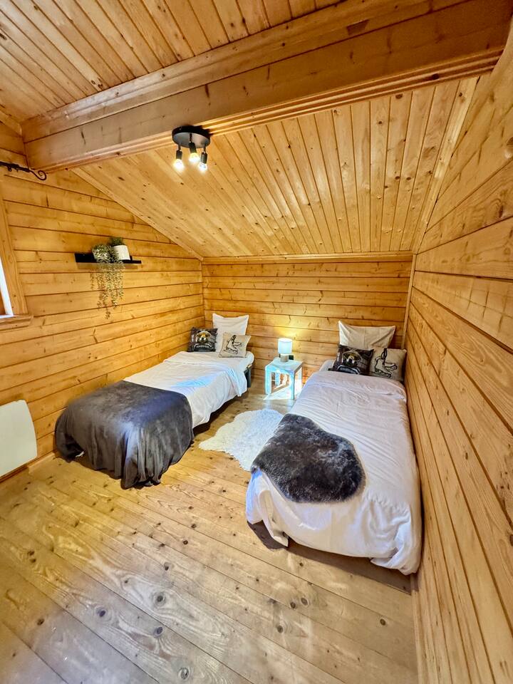 Dormitorio 3: 2 camas individuales. El dormitorio incluye armario para guardar cosas.