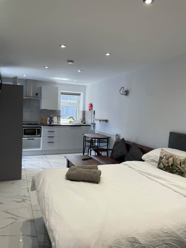 New Built Self-contained Studio Near Heathrow - Slough