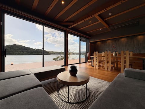 Lakefront villa with sauna, spa and deck by beach.