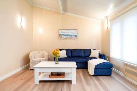 Top Airbnb: Entire Home Steps to Wasaga Beach in Wasaga Beach
