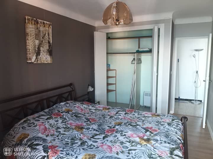 宽敞的卧室、大衣柜、电视和床头柜。  您的行李将妥善存放，不会占用您的空间。 
160厘米双人床。 